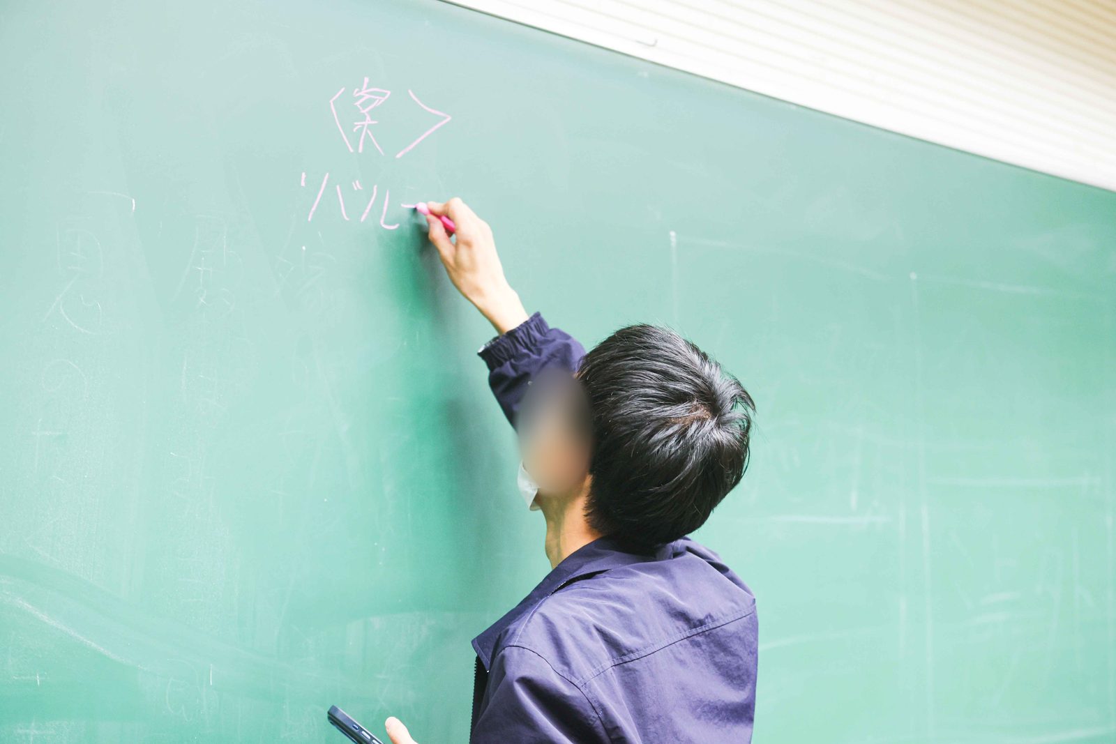 黒板に会場の装飾の案を書き出す実行委員