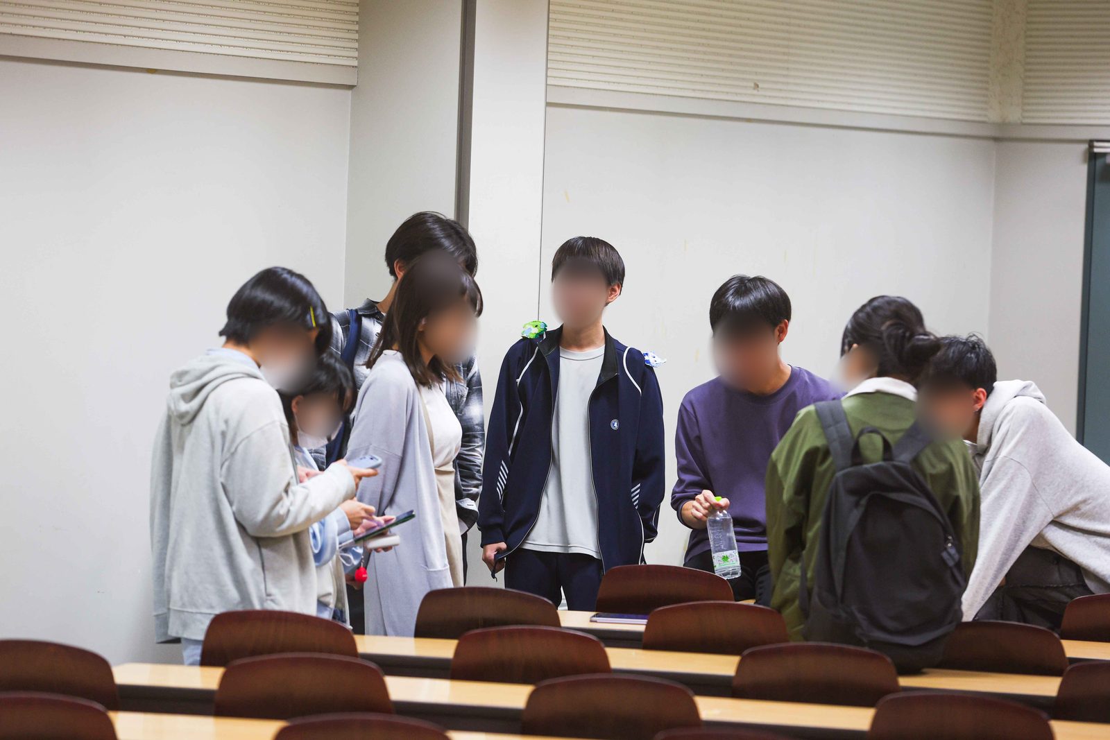 集まって相談する大学祭実行委員会の実行委員