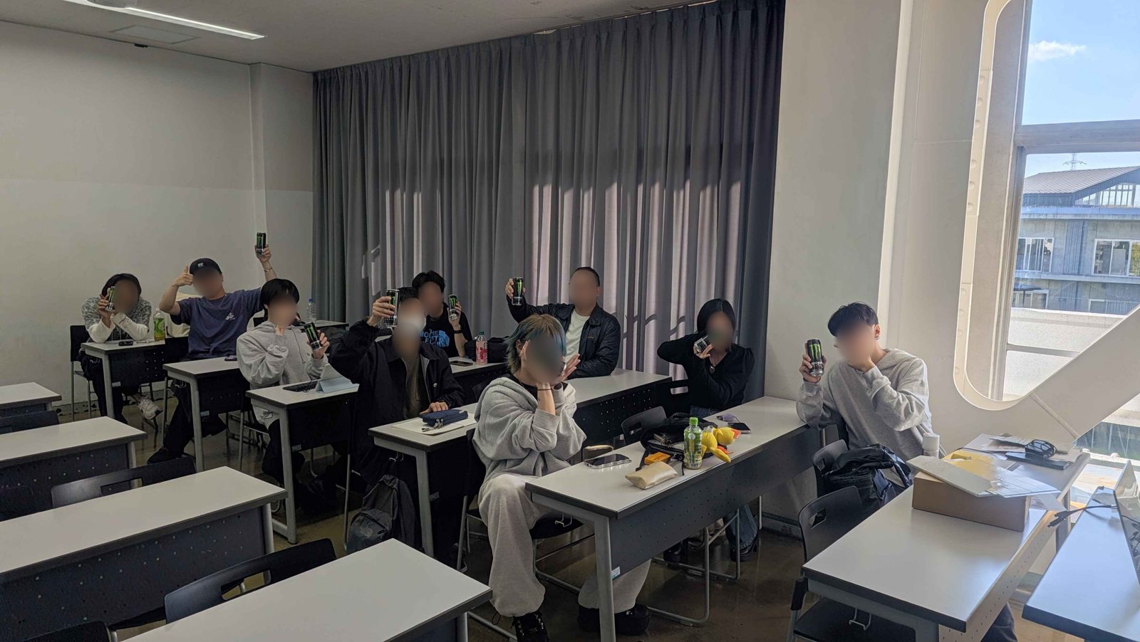 モンスターエナジーの缶を手に持つ異煌祭の参加団体の皆さん