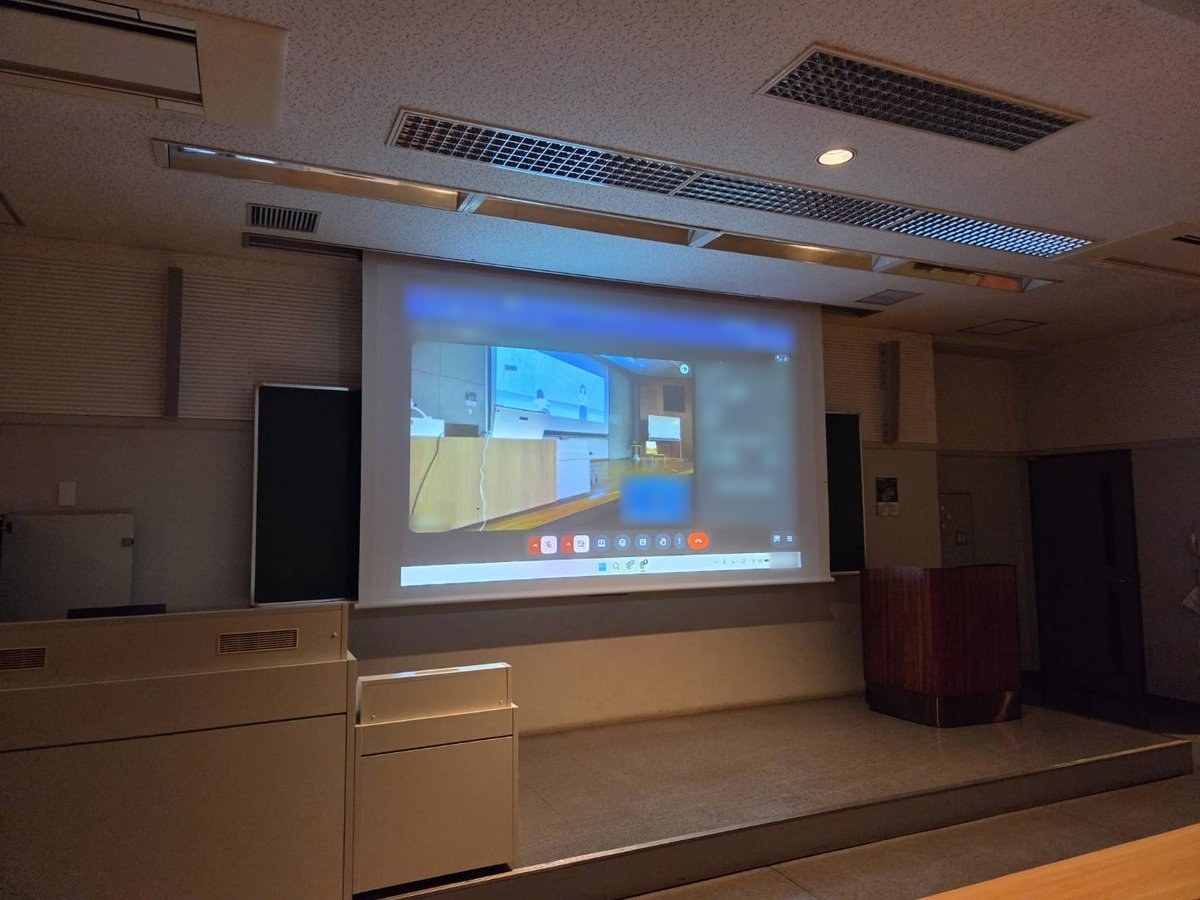 別の教室のスクリーンに、J401のステージの様子が中継で映っている